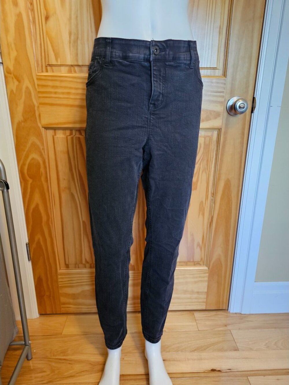 💙 21. Torrid Premium Size 20R Bombshell Skinny Jeans